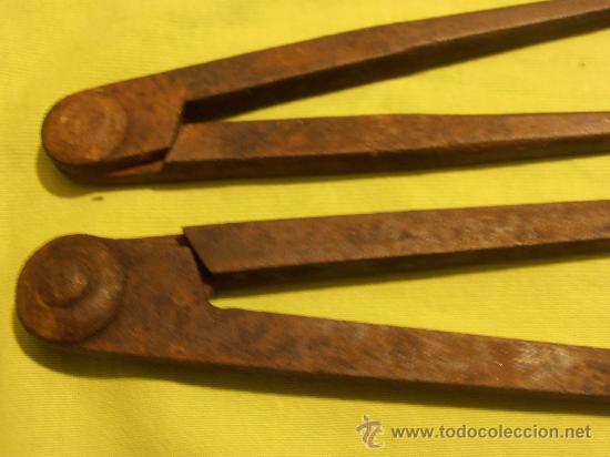Antig&uuml;edades: DOS COMPAS DE CARPINTERO ANTIGUOS - Foto 3