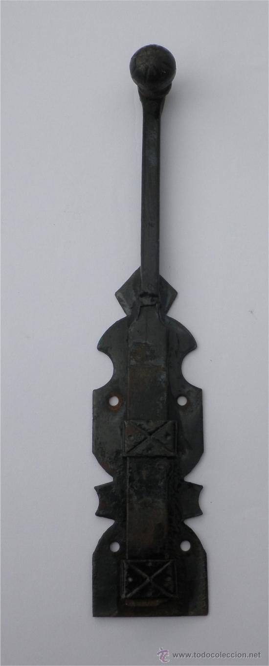 Antig&uuml;edades: BALDA MET&Aacute;LICA PARA PUERTA R&Uacute;STICA - Foto 1