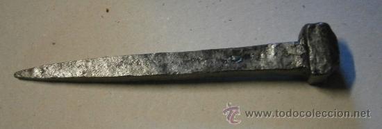 Antig&uuml;edades: Clavo de forja antiguo, de 20 cms - Foto 1