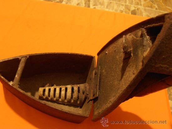Antig&uuml;edades: PLANCHA DE CARBON CON CHIMENEA - Foto 2