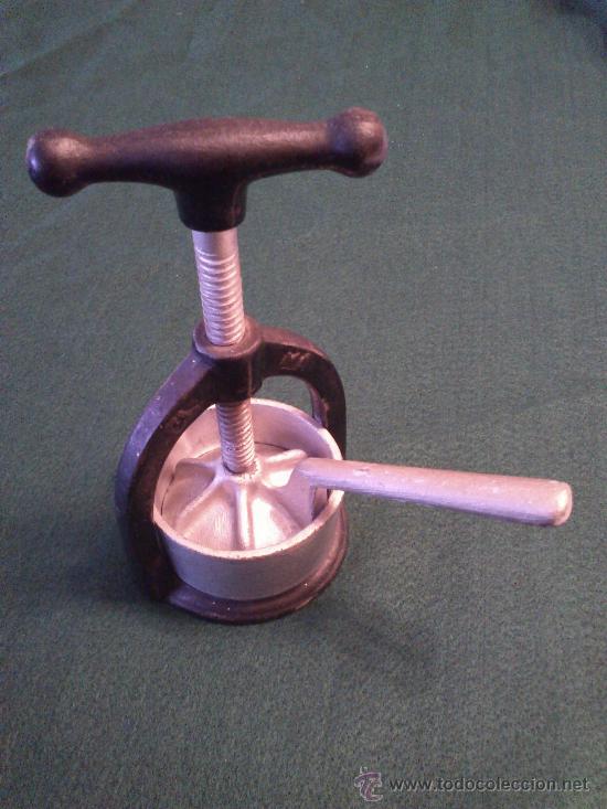 Antig&uuml;edades: Antiguo Exprimidor Met&aacute;lico Marca Elma. - Foto 1