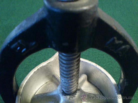 Antig&uuml;edades: Antiguo Exprimidor Met&aacute;lico Marca Elma. - Foto 2