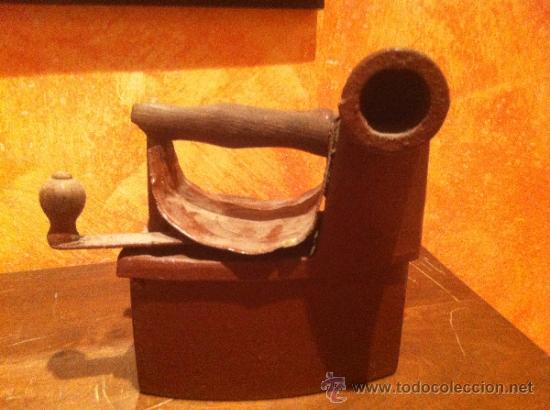 Antig&uuml;edades: Antigua plancha de carbon con chimenea - Foto 1