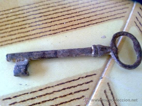 Antig&uuml;edades: antigua llave de hierro. - Foto 1