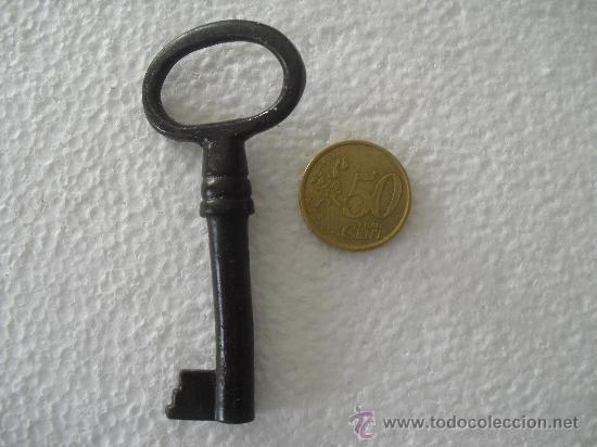 Antig&uuml;edades: Llave antigua hueca de hierro. Un poco doblada. - Foto 1