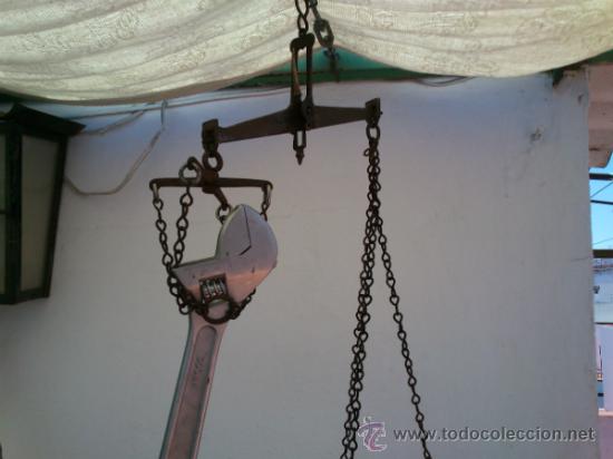 Antig&uuml;edades: balanza bascula peque&ntilde;a pero muy pesada - Foto 5