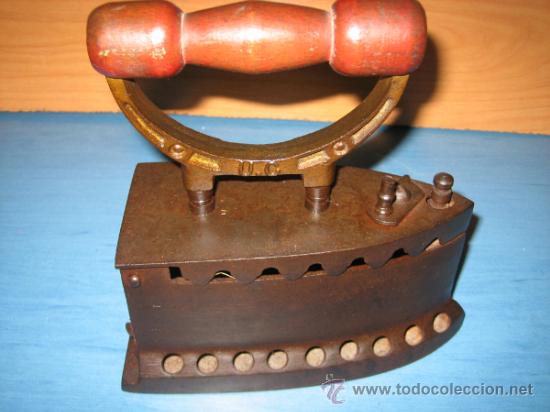 Antig&uuml;edades: Plancha de carbon antigua - Foto 1