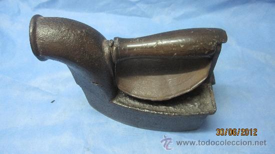 Antig&uuml;edades: MUY ANTIGUA PLANCHA CARBON DE CHIMENEA - Foto 1