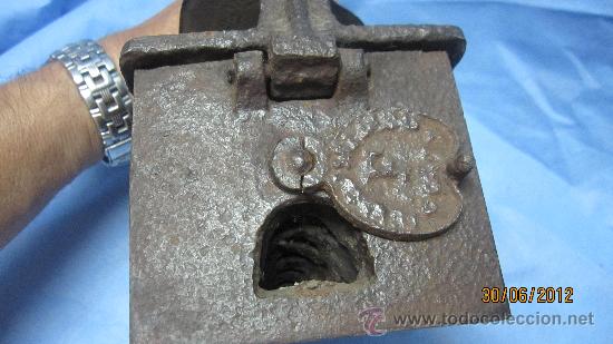Antig&uuml;edades: MUY ANTIGUA PLANCHA CARBON DE CHIMENEA - Foto 2