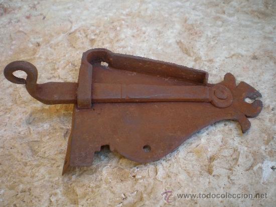 Antig&uuml;edades: ANTIGUO PESTILLO DE HIERRO FORJADO-FORJA - Foto 1