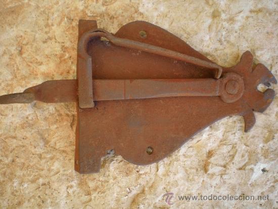 Antig&uuml;edades: ANTIGUO PESTILLO DE HIERRO FORJADO-FORJA - Foto 2