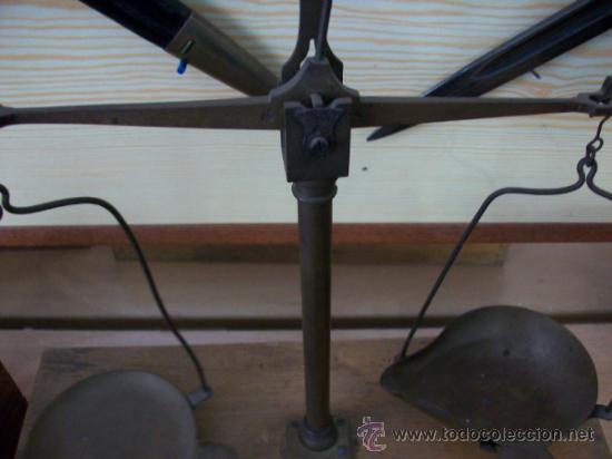 Antig&uuml;edades: ANTIGUA BALANZA CON ALGUNAS PESAS - Foto 2