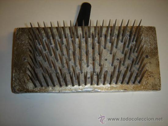 Antig&uuml;edades: carda de alisar cabellos o pelucas - Foto 3