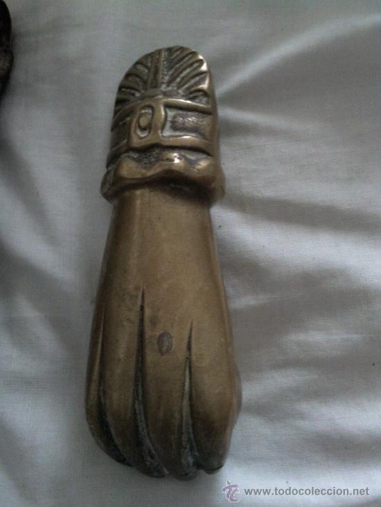Antig&uuml;edades: Antiguo llamado en bronce Mano con bola - Foto 1