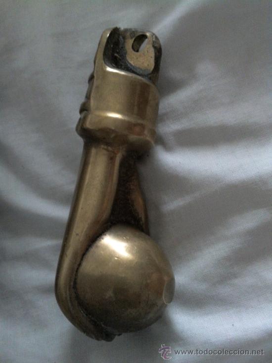 Antig&uuml;edades: Antiguo llamado en bronce Mano con bola - Foto 2
