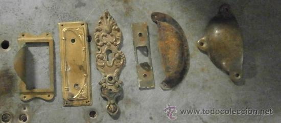 Antig&uuml;edades: Lote de tiradores y herrajes de muebles. - Foto 1