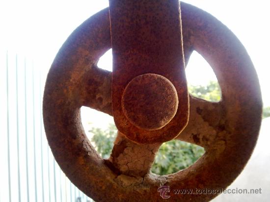 Antig&uuml;edades: antigua y gran garrucha o polea de hierro. - Foto 2