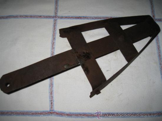 Antig&uuml;edades: APOYA PLANCHA ANTIGUO EN HIERRO. - Foto 1