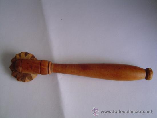 Antig&uuml;edades: Antigua ruleta de pastelero de Boj - Foto 1