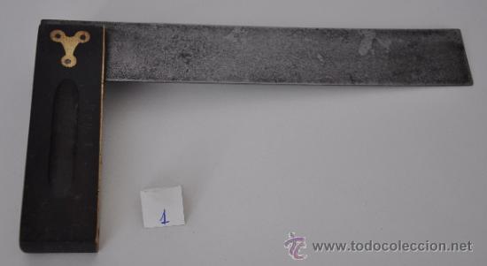 Antig&uuml;edades: Escuadra de Carpintero de madera, hierro y metal. N&ordm;1 - Foto 1