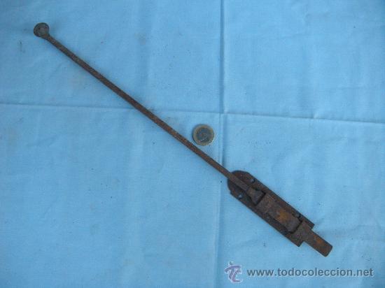 Antig&uuml;edades: ANTIGUO PESTILLO DE PUERTA EN HIERRO - Foto 2