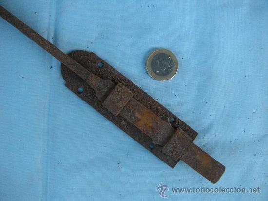 Antig&uuml;edades: ANTIGUO PESTILLO DE PUERTA EN HIERRO - Foto 1