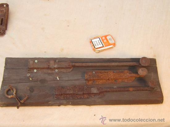Antig&uuml;edades: 3 PASADORES Y ANILLA SOBRE TABLON - Foto 1