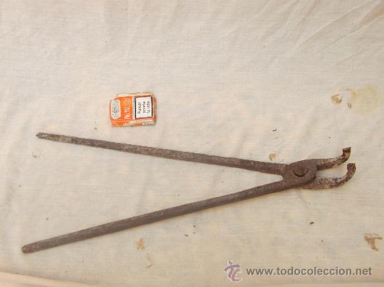 Antig&uuml;edades: TENAZAS DE FORJA PARA BRASAS - Foto 1