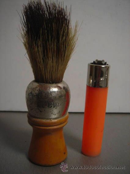Antig&uuml;edades: Antigua brocha de afeitar con mango de madera, de la marca El Cid. - Foto 1