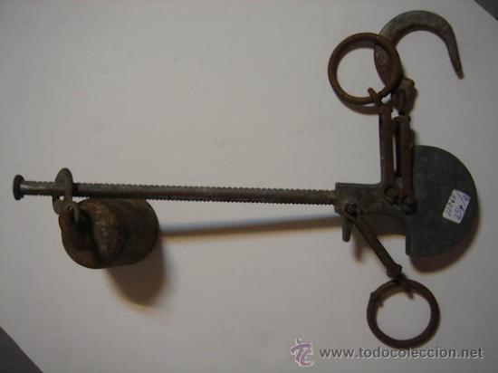 Antig&uuml;edades: Bascula romana de 30cm de largo. - Foto 1
