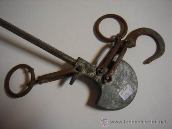 Antig&uuml;edades: Bascula romana de 30cm de largo. - Foto 2