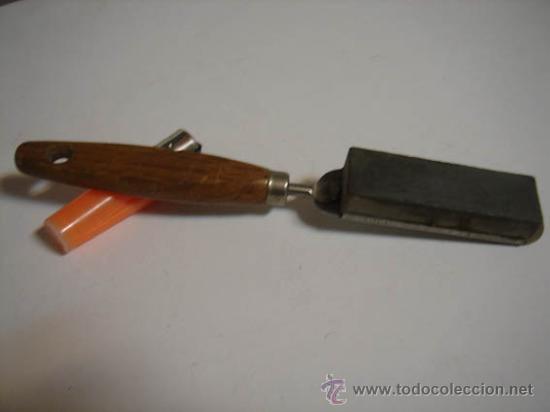 Antig&uuml;edades: Antiguo afilador para navajas de afeitar con mango de madera. - Foto 3