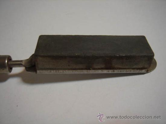 Antig&uuml;edades: Antiguo afilador para navajas de afeitar con mango de madera. - Foto 2