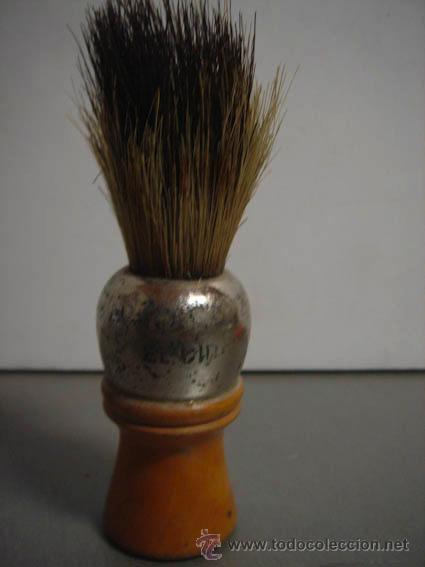 Antig&uuml;edades: Antigua brocha de afeitar con mango de madera, de la marca El Cid. - Foto 2