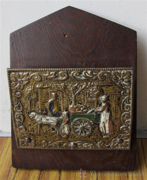 Antig&uuml;edades: PORTA TARJETAS .. De lat&oacute;n con algo de esmalte a relieve base de madera - Foto 1