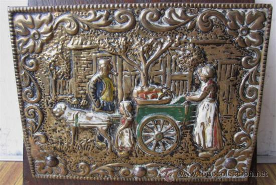 Antig&uuml;edades: PORTA TARJETAS .. De lat&oacute;n con algo de esmalte a relieve base de madera - Foto 2