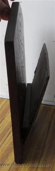 Antig&uuml;edades: PORTA TARJETAS .. De lat&oacute;n con algo de esmalte a relieve base de madera - Foto 3