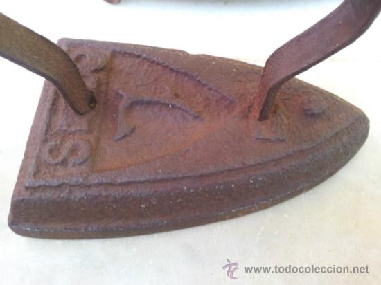 Antig&uuml;edades: Antigua plancha de hierro con su pie - Foto 6