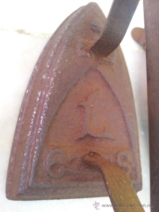Antig&uuml;edades: Antigua plancha de hierro con su pie - Foto 5
