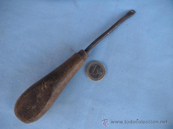 Antig&uuml;edades: ANTIGUO DESTORNILLADOR CON MANGO DE MADERA - Foto 2