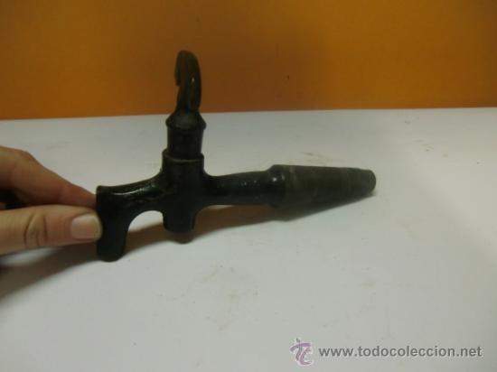 Antig&uuml;edades: Grifo de barrila antiguo - Foto 1