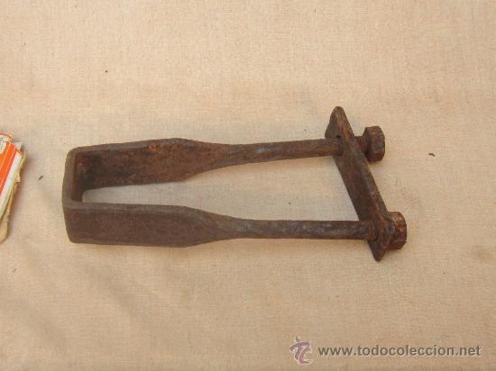 Antig&uuml;edades: ABRAZADERA DE FORJA - Foto 1