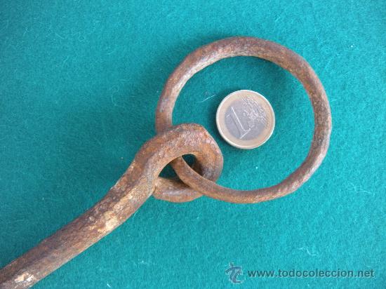 Antig&uuml;edades: ANTIGUO CLAVO CON ANILLA EN HIERRO FORJADO. - Foto 2