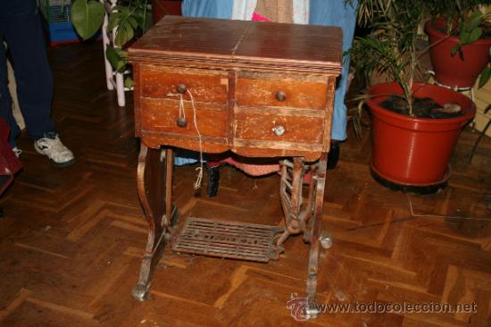 Antig&uuml;edades: antigua maquina de coser singer - Foto 1