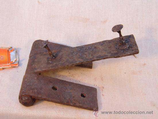 Antig&uuml;edades: BISAGRA EN HIERRO DE FORJA - Foto 1