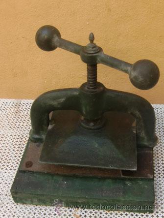 Antig&uuml;edades: Prensa antigua. Base de madera - Foto 3