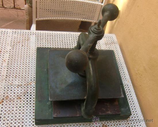 Antig&uuml;edades: Prensa antigua. Base de madera - Foto 4