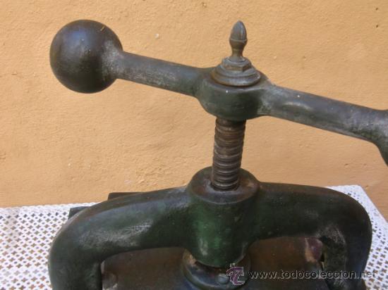 Antig&uuml;edades: Prensa antigua. Base de madera - Foto 5