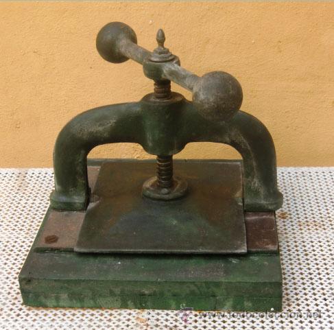 Antig&uuml;edades: Prensa antigua. Base de madera - Foto 6