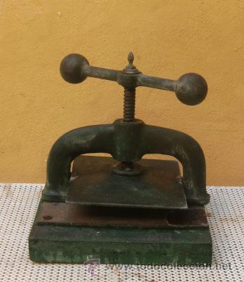 Antig&uuml;edades: Prensa antigua. Base de madera - Foto 1